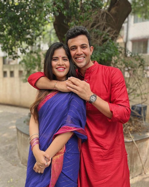 अमृता प्रसाद यांचे बिग बॉस मराठीमध्ये असताना सुर जुळले. घराबाहेर आल्यानंतर त्यांच्या खऱ्या नात्याची सुरूवात झाली. 