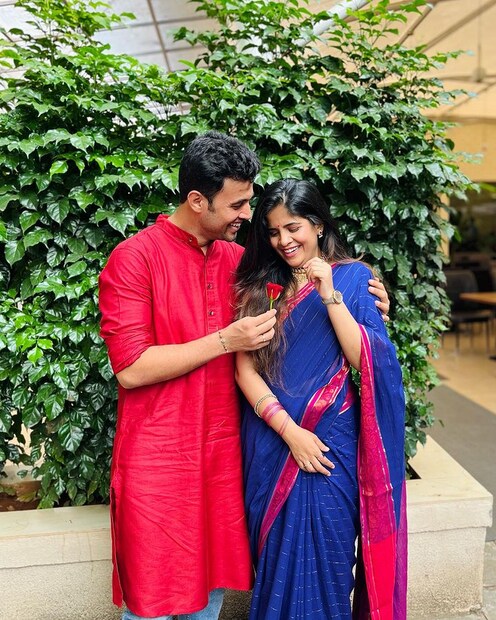 दोघेही काही महिने रिलेशनमध्ये होते त्यानंतर अचानक थेट साखरपुड्याचे फोटो शेअर करत दोघांनी त्यांच्या नात्याची कबूली दिली. 