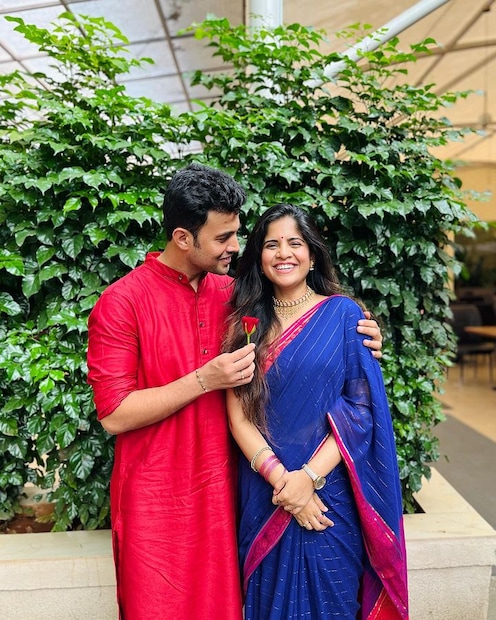 लग्नाआधीचं केळवण देखील देखील मस्त एन्जॉय करताना दिसत आहे. अमृताच्या आजोबांनी त्यांचं पहिलं केळवण केलं. त्यानंतर आता देशमुख कुटुंबाकडून दोघांचं केळवण करण्यात आलं. 