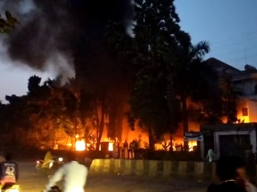 राष्ट्रवादीचे आमदार संदीप क्षीरसागर यांचं घर, कार्यालय आणि बंगल्यावर दगडफेक करून पेटवण्यात आलं.