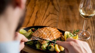 व्हायरल होण्यासाठी खाल्ली धक्कादायक गोष्ट व्हायरल होण्यासाठी खाल्ली धक्कादायक गोष्ट