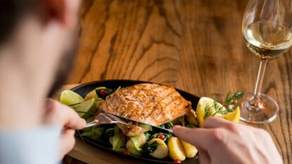 व्हायरल होण्यासाठी खाल्ली धक्कादायक गोष्ट व्हायरल होण्यासाठी खाल्ली धक्कादायक गोष्ट