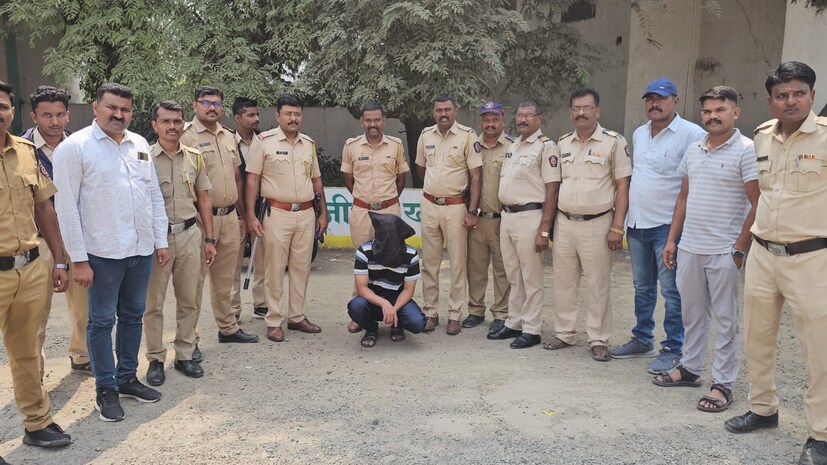 घटनेनंतर आरोपी पसार झाला. तो अहमदनगर जिल्ह्यात असल्याची माहिती डिवायएसपी संदिप मिटके यांना मिळाल्यानंतर त्यांनी तपासाची चक्रे फिरवली. आरोपी नगरहून शिर्डीच्या दिशेने येत असल्याची माहिती मिळताच सापळा रचला. आरोपी अहमदनगर नाशिक या बसमध्ये असल्याचं लक्षात येताच पोलिसांनी कोल्हार बसस्थानकावर मोठ्या शिताफिने त्याला ताब्यात घेतले आहे. आरोपीकडे अत्याधुनिक अमेरीकन मेड रिव्हॉल्वर असल्याने तो गोळीबार करू शकत होता. मात्र, पोलिसांनी त्याला ही संधीच मिळू दिली नाही.