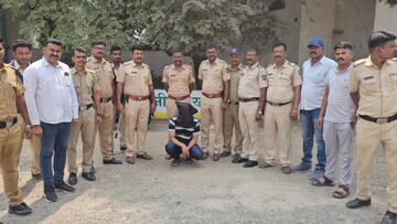 ठाण्यात पोलिसाचा दोघांवर गोळीबार, प्रवाशांनी भरलेल्या बसमध्ये अटकेचा थरार ठाण्यात पोलिसाचा दोघांवर गोळीबार, प्रवाशांनी भरलेल्या बसमध्ये अटकेचा थरार