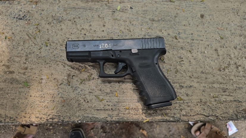 आरोपी सुरज ढोकरे हा अहमदनगर जिल्ह्यातील घारगाव येथील रहिवाशी असून सध्या तो मुंबई शिघ्र कृती दलात हवालदार पदावर आहे. त्याने दोघांवर का गोळीबार केला याची माहिती अजून पोलिसांना मिळाली नाही. 