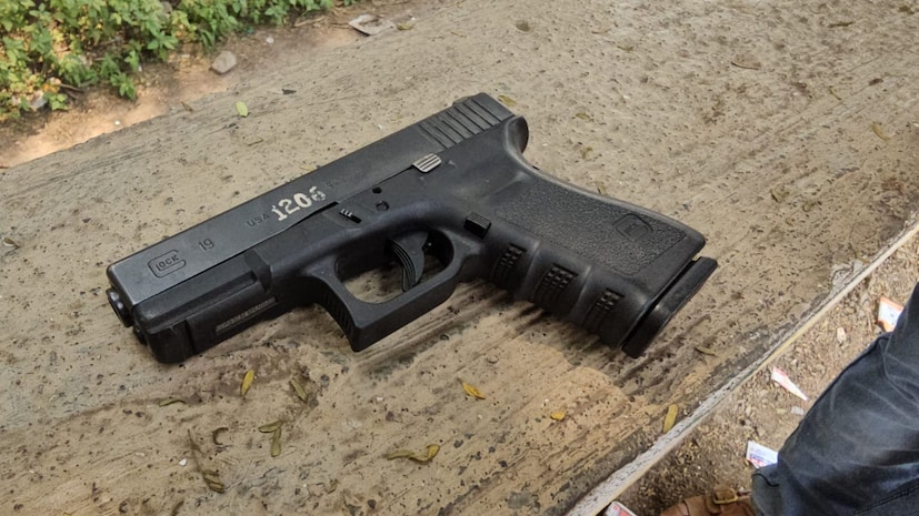 ठाणे जिल्ह्यातील पडघा पोलीस स्टेशनच्या हद्दीत शुक्रवारी रात्री सुरज ढोकरे या पोलिसाने स्वतःकडील रिव्हॉल्वरमधून दोघांवर अंधाधुंद गोळीबार केल्याची खळबळजनक घटना घडली होती. अजिम अस्लम सय्यद याला सहा गोळ्या लागल्या तर फिरोज शेख यास दोन गोळ्या लागल्याने दोघे गंभीर जखमी झाले आहेत. 