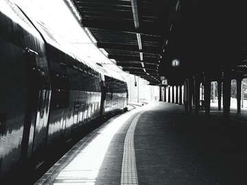 इथं येताच अचानक बंद होतात संपूर्ण ट्रेनमधील लाइट्स; रेल्वे स्टेशनचं शॉकिंग रहस्य