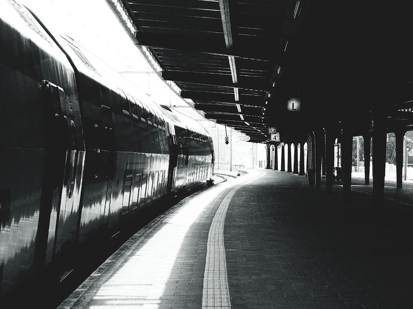 देशात अशी अनेक रहस्यमयी ठिकाणं आहेत, जिथं असं काही घडतं की त्यावर विश्वास ठेवणं कठीण होतं. असंच हे एक ठिकाण, जिथून ट्रेन जाताच अचानक ट्रेनमधील लाइट्स बंद होतात. (प्रतीकात्मक फोटो) देशात अशी अनेक रहस्यमयी ठिकाणं आहेत, जिथं असं काही घडतं की त्यावर विश्वास ठेवणं कठीण होतं. असंच हे एक ठिकाण, जिथून ट्रेन जाताच अचानक ट्रेनमधील लाइट्स बंद होतात. (प्रतीकात्मक फोटो)