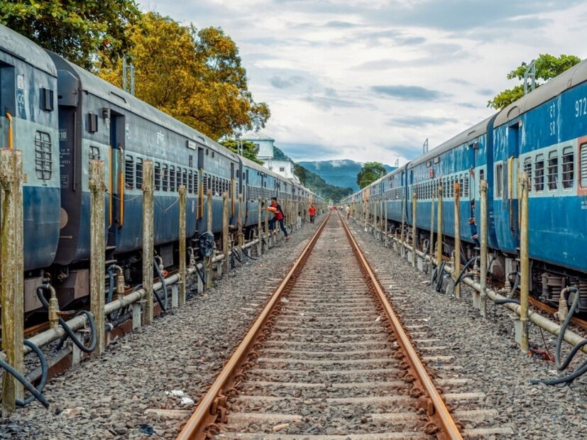 मध्य रेल्वेच्या भुसावळ विभागातील वाघोदा ते रावेर दरम्यान रेल्वेचं 24 टन लोखंड चोरी झाल्याची घटना घडली होती. 