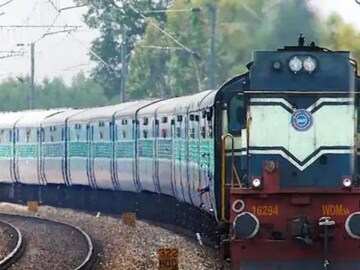 भुसावळ विभागात रेल्वेचं लाखोचं लोखंड चोरी; तपासात समोर आलेली नावं ऐकून पोलीस शॉक भुसावळ विभागात रेल्वेचं लाखोचं लोखंड चोरी; तपासात समोर आलेली नावं ऐकून पोलीस शॉक