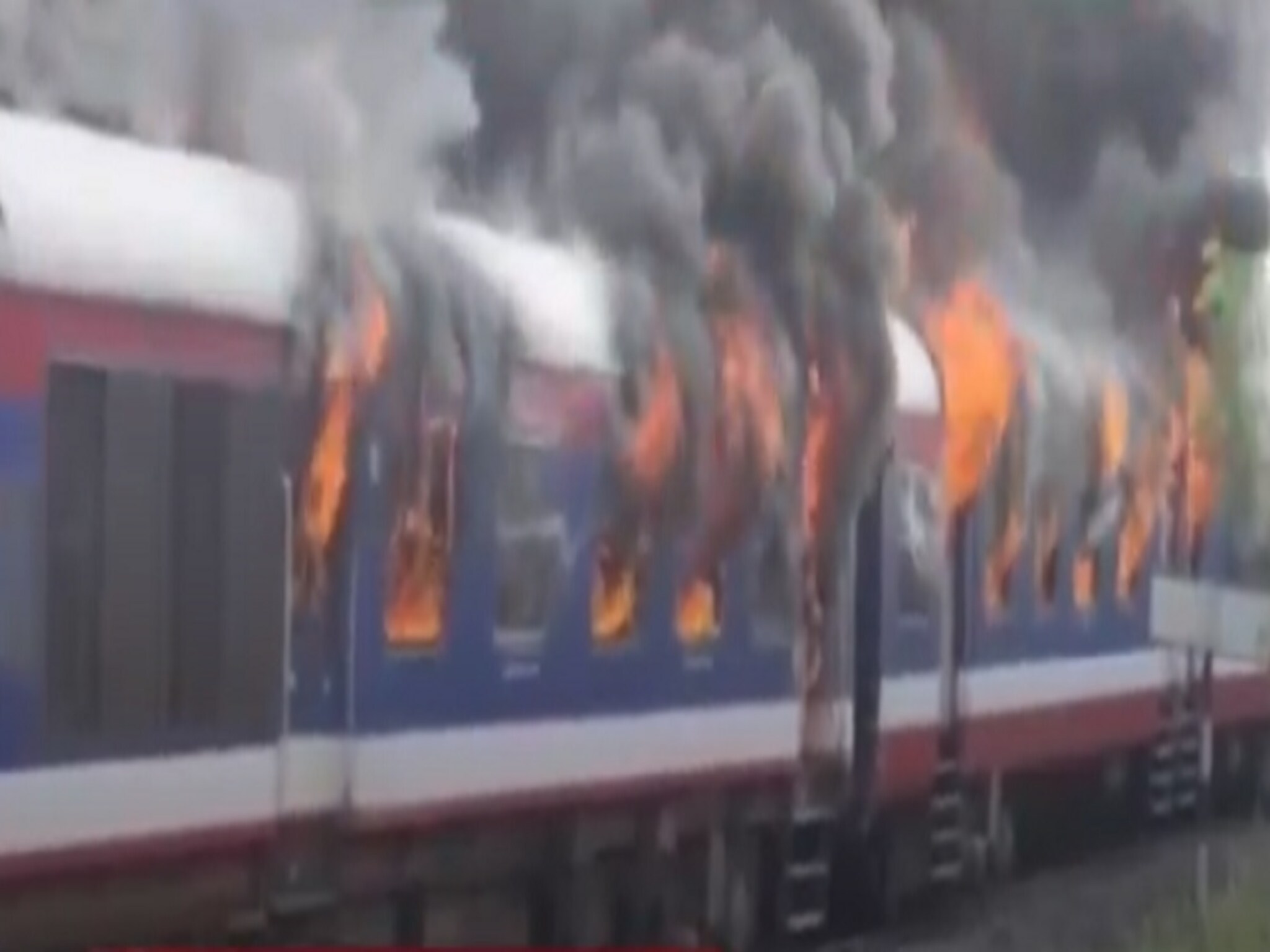 अहमदनगर-आष्टी रेल्वेला भीषण आग, वर्षभरापूर्वीच सुरू केली होती रेल्वेसेवा