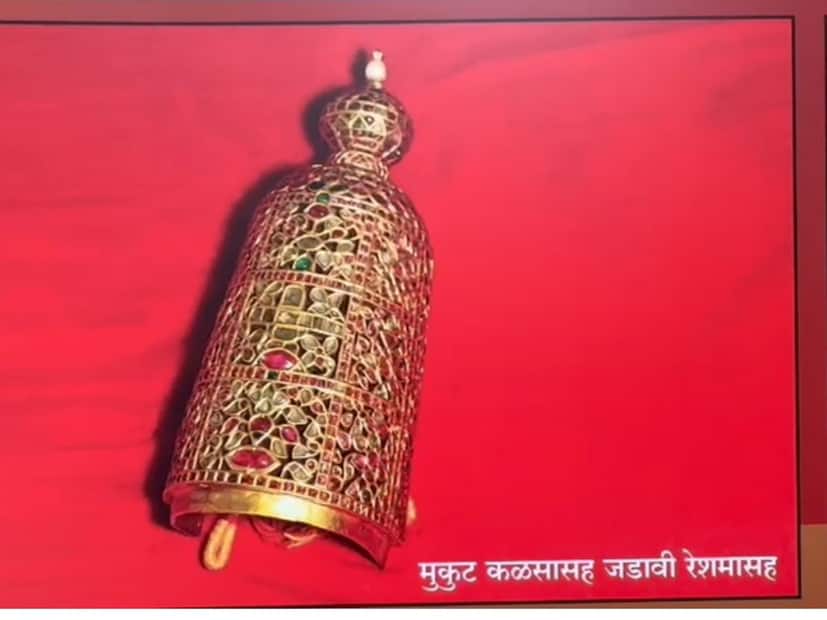 सगळ्यात महत्त्वाचं म्हणजे छत्रपती शिवाजी महाराजांचं नाव असलेला पहिला अलंकारही या पिठाऱ्यात आढळून आला आहे. या अलंकारात शिवकालीन जगदंबा नाव लिहिलेल्या अलंकाराचा समावेश आहे. 