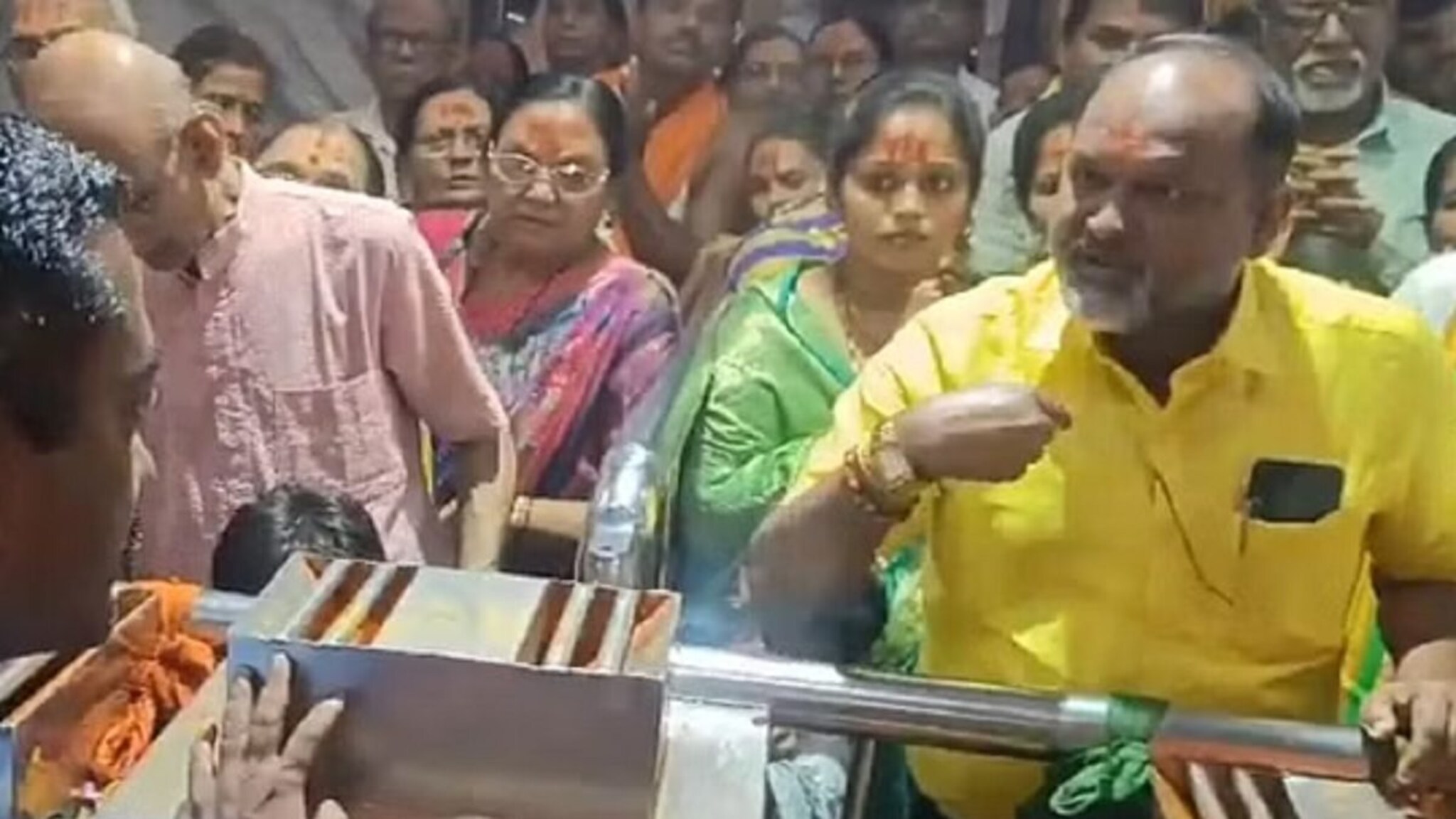 Mahadev Jankar : आम्ही सर्वसामान्य आहे का? तुळजाभवानीच्या गाभाऱ्यात जाण्यापासून रोखताच जानकर भडकले