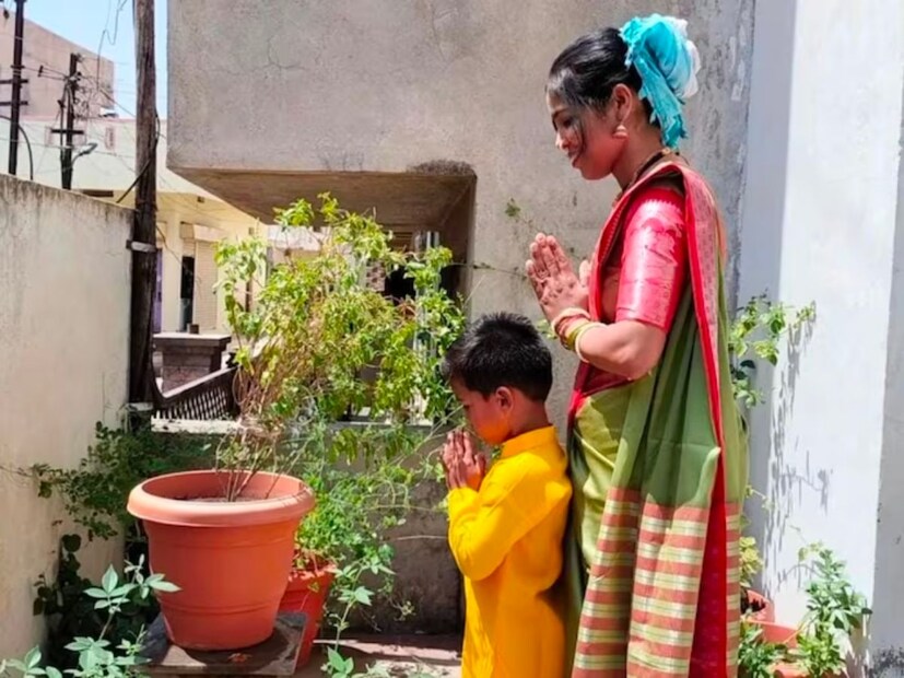 घरातील स्त्रीला लक्ष्मीचा प्रतीक मानलं जातं म्हणूनच घरातील लक्ष्मीने सूर्योदयाच्या वेळी तुळशीला पाणी घालावं यामुळे घरात समाधान शांती ही लाभते,अशी माहिती आनंद कळवे यांनी दिली आहे.