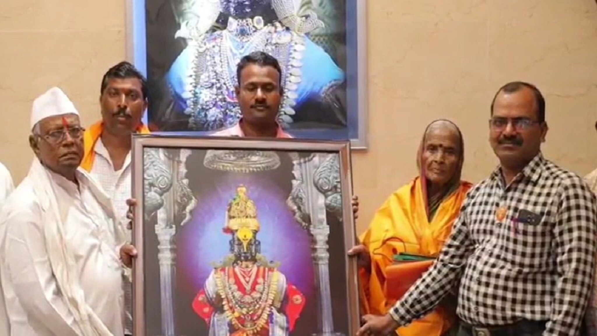 Photo : आजीने शेती विकली अन् विठ्ठल-रखुमाईला केले 25 तोळ्यांचे दागिणे