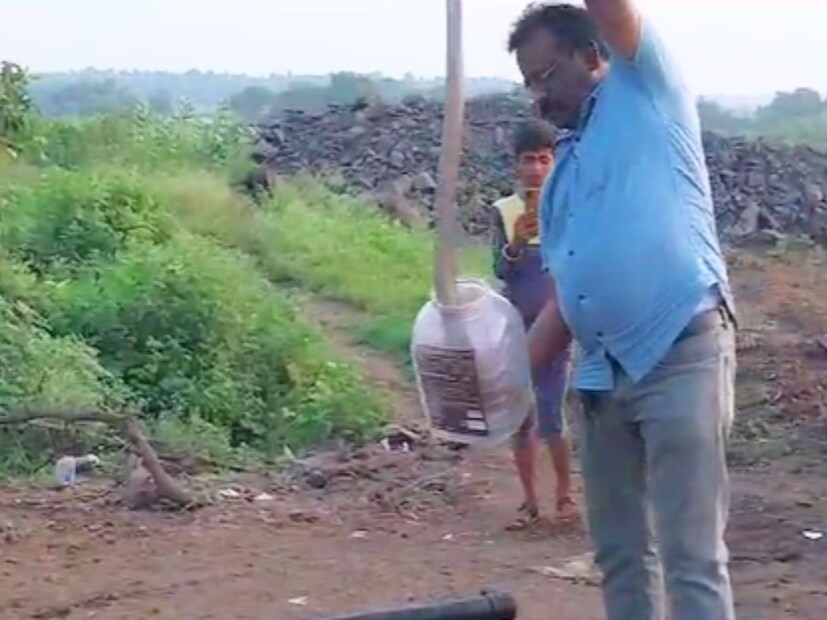 कोब्रा दिसताच त्यांनी पाईपाचे दोन्ही तोंडा रुमालाने बांधून ठेवले आणि लगेच सर्पमित्राला बोलावलं. 