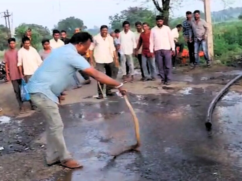 कोब्रामुळे आसपासच्या लोकांचीही घाबरगुंडी उडाली. त्यांमुळे घटनास्थळी एकच गर्दी पहायला मिळाली. 
