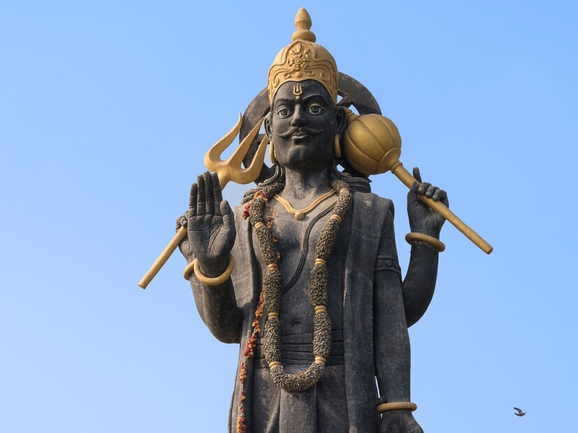 प्रत्येक व्यक्तीला जीवनात कधी ना कधी शनी साडेसाती, महादशा आणि अडीचकी इत्यादीतून जावे लागते. परंतु, तुमचे कर्म चांगले असेल तर या स्थितीतही तुमचे कधीही वाईट होणार नाही. म्हणूनच कर्म चांगले करावे, असे म्हटले जाते.  एखाद्या व्यक्तीच्या कर्मावर शनिदेव प्रसन्न होतात आणि त्या व्यक्तीचा आशीर्वाद मिळतो, तर त्याचे भाग्य उजळते. त्याचा रंकाचा राजा व्हायला वेळ लागत नाही. प्रत्येक व्यक्तीला जीवनात कधी ना कधी शनी साडेसाती, महादशा आणि अडीचकी इत्यादीतून जावे लागते. परंतु, तुमचे कर्म चांगले असेल तर या स्थितीतही तुमचे कधीही वाईट होणार नाही. म्हणूनच कर्म चांगले करावे, असे म्हटले जाते.  एखाद्या व्यक्तीच्या कर्मावर शनिदेव प्रसन्न होतात आणि त्या व्यक्तीचा आशीर्वाद मिळतो, तर त्याचे भाग्य उजळते. त्याचा रंकाचा राजा व्हायला वेळ लागत नाही.