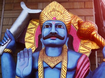 शनिवारी या शनि मंत्रांचा जप लाभदायी! कर्मफळ दाता करेल मनोकामना पूर्ण