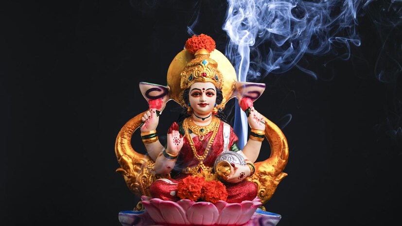1. भगवान विष्णूचा गायत्री मंत्र : विष्णू गायत्री मंत्राचा जप गुरुवारी नियमानुसार पूजा केल्यानंतर करावा. यामुळे मनाला शांती मिळते आणि जीवनातील सर्व त्रास दूर होतात. ॐ नारायणाय विद्महे। वासुदेवाय धीमहि। तन्नो विष्णु प्रचोदयात्।।