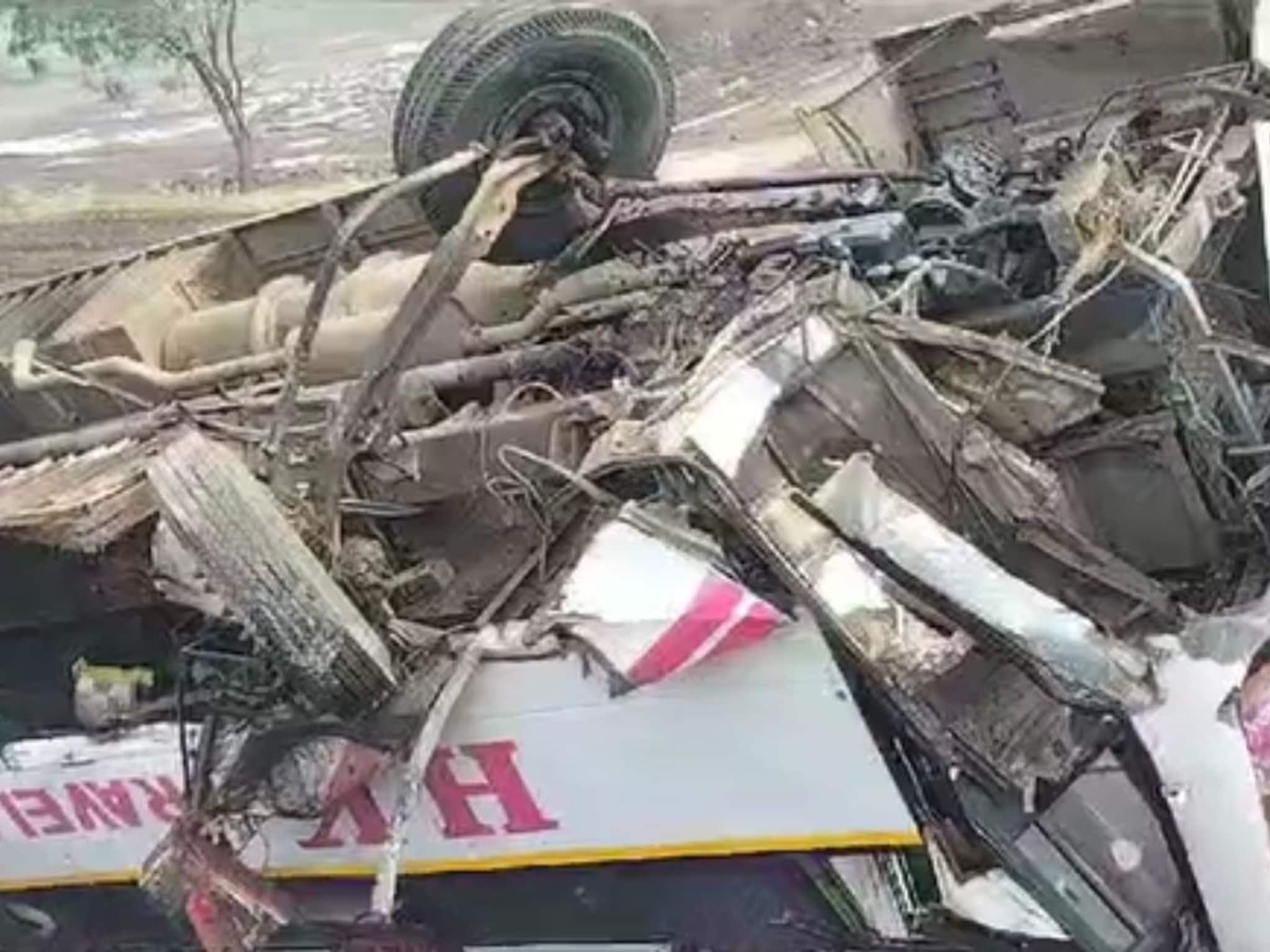 Breaking news : जळगावमध्ये भीषण अपघात; प्रवाशांनी भरलेली बस पुलावरून कोसळली