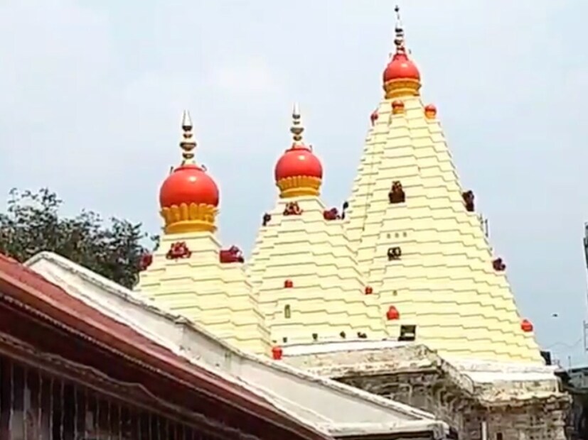 दरवर्षी दिवाळीच्या पहिला दिवसापासून करवीर निवासिनी आई अंबाबाई मंदिरातील नित्योपचारात बदल होतो. हा बदल पुढे येणाऱ्या पोर्णिमेपर्यंत 15 दिवस होत असतो. त्यामागचे कारण म्हणजे काकडा प्रज्वलित करण्याची परंपरा. ही परंपरा नेमकी काय आहे ? का ही परंपरा जपली गेली आहे, याबाबत बहुदा बऱ्याच जणांना ठाऊक नाही आहे.