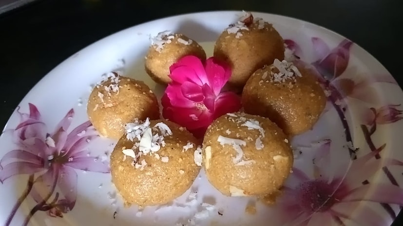 बुऱ्याच्या साखरेचे लाडू आपल्या चवीनुसार गोड प्रमाण घेऊन बनवता येतील. चिमुकल्यांपासून घरातील वृद्धांपर्यंत सर्वांना आवडतील असे हे बेसन आणि बुऱ्याचे लाडू आहेत. कितीही वेळ नसला तरीही वेळात वेळा काढून किमान चकली, चिवडा, लाडू, शंकरपाळे हे तरी प्रत्येक घरात केले जातेच. तर या दिवाळीला अगदी मोजक्या साहित्यात बुऱ्याच्या सखरेचे लाडू तुम्हीही झटपट बनवू शकता.