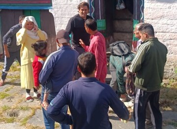 कॅप्टन कूल मूळगावी जातो तेव्हा...20 वर्षांनी गावकऱ्यांच्या डोळ्यात आनंदाश्रू