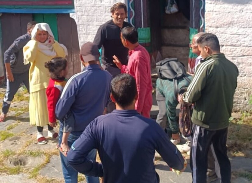 धोनी हा खेळाडू म्हणून लय भारी आहेच, मात्र त्याचं साधं राहणीमान लोकांना प्रचंड आवडतं. अशात जेव्हा 20 वर्षांनी तो त्याच्या मूळगावी आला असेल तेव्हा गावकऱ्यांची अवस्था काय झाली असेल, याचा विचार त्याचे चाहते म्हणून आपण करूच शकतो.