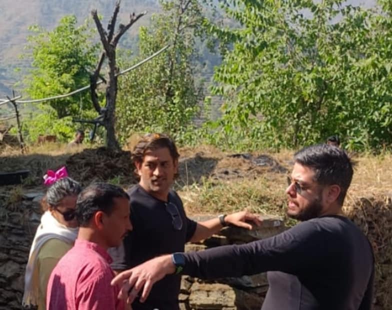 उत्तराखंडच्या अल्मोडा भागातील ल्वाली हे धोनीचं मूळगाव आहे. त्याचे वडील पान सिंह धोनी यांनी जवळपास 45 वर्षांपूर्वी इथून झारखंडची राजधानी असलेल्या रांचीमध्ये स्थलांतर केलं होतं. त्यामुळे धोनी लहानाचा मोठा तिथेच झाला. परंतु म्हणतात ना की, माणूस कुठेही राहिला तरी त्याची नाळ आपल्या मूळ मातीशी जोडलेली असते.
