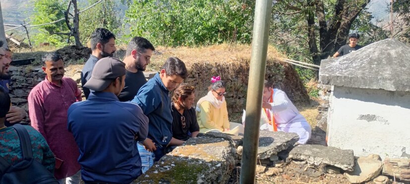 तब्बल 20 वर्षांनंतर धोनी आपली पत्नी साक्षी आणि काही मित्रांसह बुधवारी मूळगावात दाखल झाला. त्याला पाहून गावकरी आश्चर्यचकीत झाले. लहान मुलांपासून वृद्ध व्यक्तींपर्यंत कोणाच्याच आनंदाला काही पारावर उरला नव्हता. त्यांनी पारंपरिक पद्धतीने त्याचं स्वागत केलं. धोनीनेही सर्वांची आपुलकीने विचारपूस केली. तिथल्या लोकांशी अगदी त्यांच्यातला एक होऊन तो बोलत होता.
