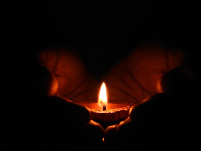 गुजरातमध्येच काही लोक पूर्ण रात्र घीचा दिवा लावतात आणि सकाळी याच दिव्यातील काजळ महिला आपल्या डोळ्याला लावतात.
