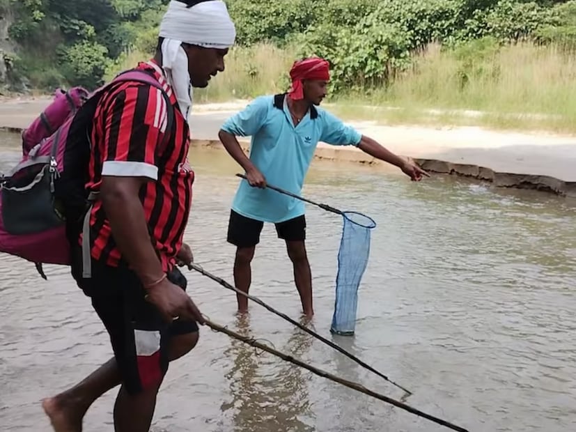 यात सर्वात आधी लाकडाची पातळ काठी घेऊन तिच्या सुरुवातीच्या टोकाला अॅल्युमिनियमचं आवरण लावून विजेच्या तारेला ही काठी जोडली जाते. काठीच्या मागच्या बाजूला बॅग लटकवून त्यात बॅटरी ठेवतात. सुरुवातीच्या टोकाला असलेली विजेची तार काठीवरून गोल गोल फिरवत मागच्या बॅटरीला जोडली जाते.  यात सर्वात आधी लाकडाची पातळ काठी घेऊन तिच्या सुरुवातीच्या टोकाला अॅल्युमिनियमचं आवरण लावून विजेच्या तारेला ही काठी जोडली जाते. काठीच्या मागच्या बाजूला बॅग लटकवून त्यात बॅटरी ठेवतात. सुरुवातीच्या टोकाला असलेली विजेची तार काठीवरून गोल गोल फिरवत मागच्या बॅटरीला जोडली जाते.