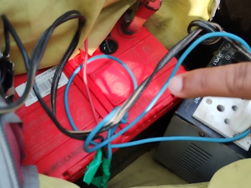 मात्र अशा पद्धतीने मासेमारी करणं वाटतंय तितकं सोपं नसतं. कारण काठीच्या मागची बॅग मासेमारांच्या पाठीवर असते. या बॅगेचं वजन 10 किलोपर्यंत असतं. पोर्टेबल इन्व्हर्टरसह हे वजन 12 किलोपर्यंत होतं.