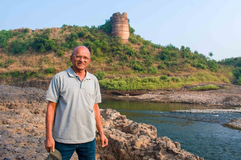  गडकिल्ल्यांवर भ्रमंती करताना लहान थोर सर्वांमध्ये एक वेगळेच स्फुरण चढत असते. अशात काही दुर्गप्रेमी काहीतरी विलक्षण करत असतात.  एका 73 वर्षीय अवलियाने देखील अशीच कामगिरी आजवर केली आहे. दुर्गप्रेमी बळवंत सांगळे हे गेली तब्बल 48 वर्ष दुर्गभ्रमंती करत आहेत. संपूर्ण भारतभरातील तब्बल 1100 हून अधिक किल्ले त्यांनी सर केले आहेत.