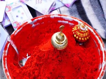 शरिराच्या 12 भागांवर टिळा लावण्याची प्रथा आहे.