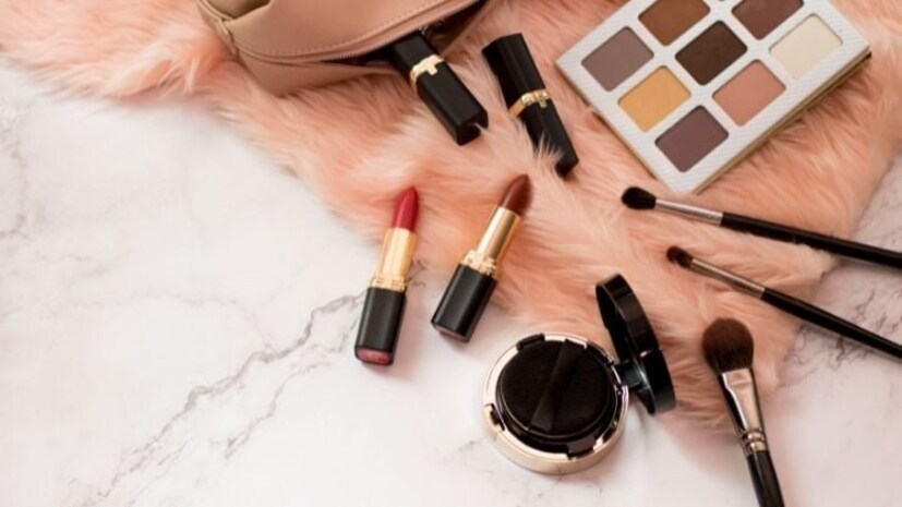 हिवाळ्यात मेकअप करताना इतर ऋतूंच्या तुलनेत विशेष काळजी घ्यावी लागते. कारण सर्व केमिकल्स आणि सौंदर्य प्रसाधनांचा चेहऱ्यावरील त्वचेवर परिणाम होत असतो. हिवाळ्यातला मेकअप कसा असावा? हिवाळ्यात मेकअप करताना कोणती काळजी घेणं आवश्यक आहे ? याविषयी <a href="https://news18marathi.com/maharashtra/wardha/">वर्धा</a> येथील ब्युटीशीयन वंदना बुटे यांच्याकडून जाणून घेऊया. हिवाळ्यात मेकअप करताना इतर ऋतूंच्या तुलनेत विशेष काळजी घ्यावी लागते. कारण सर्व केमिकल्स आणि सौंदर्य प्रसाधनांचा चेहऱ्यावरील त्वचेवर परिणाम होत असतो. हिवाळ्यातला मेकअप कसा असावा? हिवाळ्यात मेकअप करताना कोणती काळजी घेणं आवश्यक आहे ? याविषयी <a href="https://news18marathi.com/maharashtra/wardha/">वर्धा</a> येथील ब्युटीशीयन वंदना बुटे यांच्याकडून जाणून घेऊया.