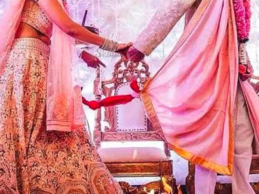 कोणतेही कार्य किंवा शुभ कार्य करण्यापूर्वी शुभ मुहूर्त निश्चितपणे पाहिला जातो. हिंदू धर्मात लग्नासारख्या शुभ कार्यांसाठी मुहूर्त महत्त्वाचा असतो. हिंदू रितीरिवाजानुसार मंगल दिवस आणि मुहूर्तावर शुभकार्य केल्याने वैवाहिक जीवन चांगलं जातं, असं मानतात.  कोणतेही कार्य किंवा शुभ कार्य करण्यापूर्वी शुभ मुहूर्त निश्चितपणे पाहिला जातो. हिंदू धर्मात लग्नासारख्या शुभ कार्यांसाठी मुहूर्त महत्त्वाचा असतो. हिंदू रितीरिवाजानुसार मंगल दिवस आणि मुहूर्तावर शुभकार्य केल्याने वैवाहिक जीवन चांगलं जातं, असं मानतात.
