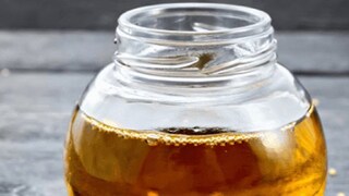 मोहरीचं तेल 5 मिनिटं फ्रिझरमध्ये ठेवावं. तेलाचं पातेलं बाहेर काढून पाहिल्यास आपल्या लक्षात येईल की...