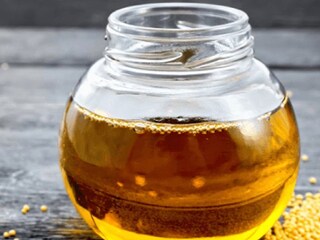 मोहरीचं तेल 5 मिनिटं फ्रिझरमध्ये ठेवावं. तेलाचं पातेलं बाहेर काढून पाहिल्यास आपल्या लक्षात येईल की...