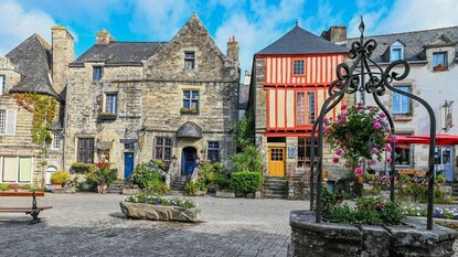 या संपूर्ण गावात एकटी राहते महिला या संपूर्ण गावात एकटी राहते महिला