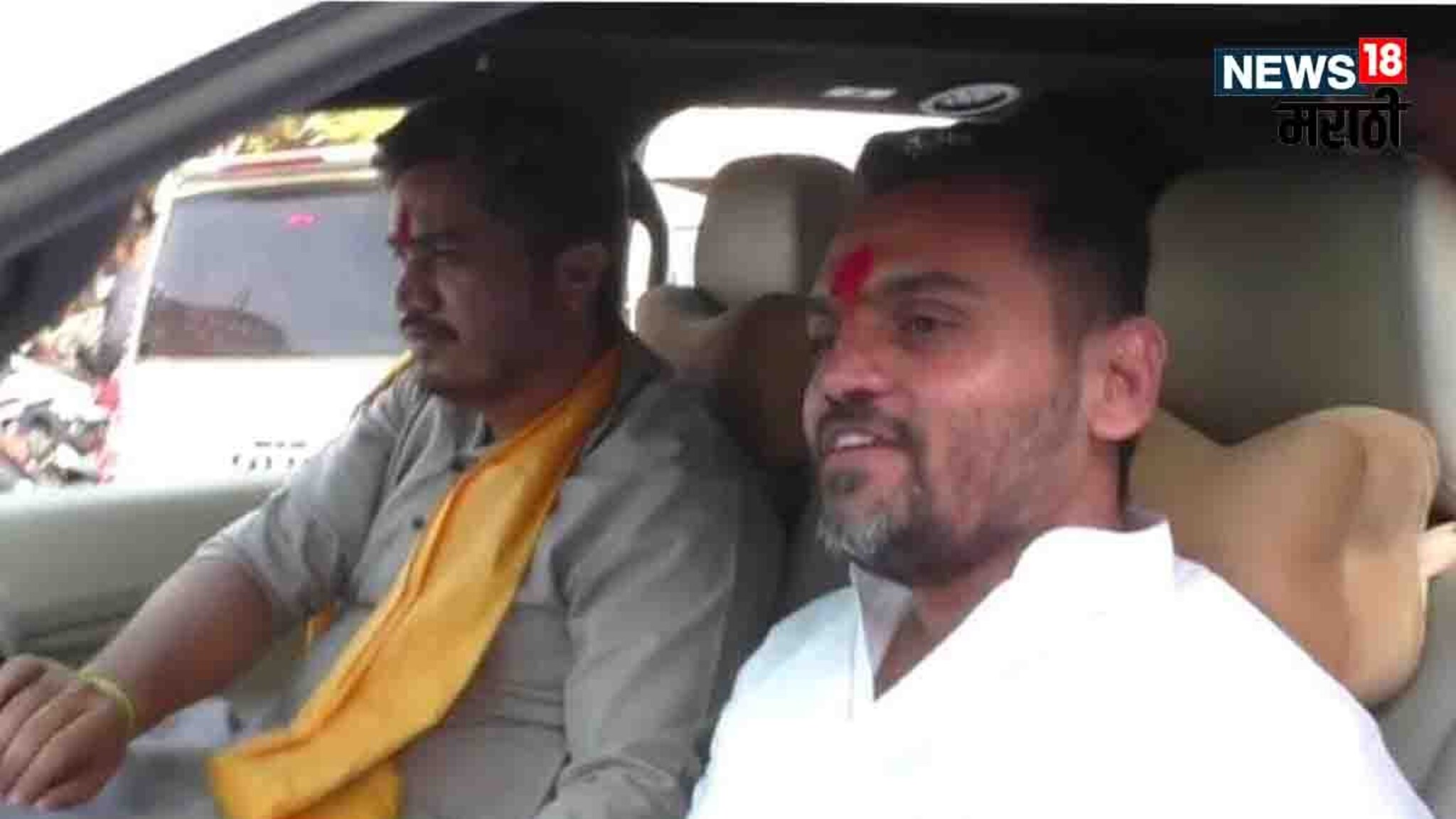 आ. लंकेंचे प्रतिस्पर्धी औटींच्या गाडीचे रोहित पवारांकडून सारथ्य, शिंदे म्हणाले..