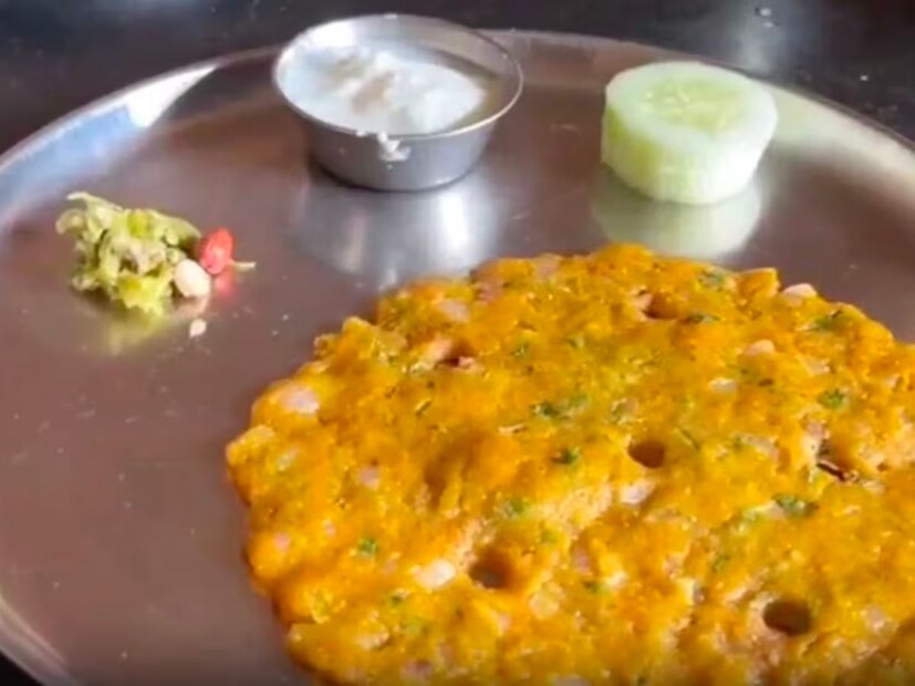  थालपीठ हा पश्चिम भारत आणि उत्तर कर्नाटकातील लोकप्रिय पदार्थ आहे. महाराष्ट्रातील खाद्य संस्कृतीतील हा एक महत्त्वाचा पदार्थ आहे. तांदूळ, गहू, बाजरी, ज्वारीचे पीठ आणि बेसनापासून पौष्टिक असे थालीपीठ बनवले जाते. चविला स्वादिष्ट असणारे थालीपीठ कोणत्याही चटणी किंवा करीशिवाय सर्व्ह केले जाऊ शकते. परंतु लोणी आणि दह्याबरोबर छान लागते.  मधील गृहिणी मंजुषा कुलकर्णी यांच्याकडून आपण थालीपीठची रेसिपी जाणून घेणार आहोत.