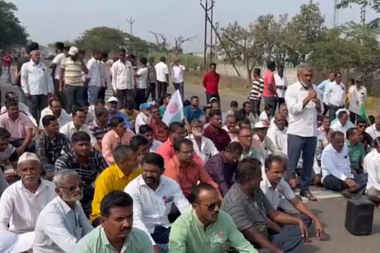 ऊस दरासाठी स्वाभिमानी शेतकरी संघटना आक्रमक; कोल्हापुरात चक्काजाम आंदोलन