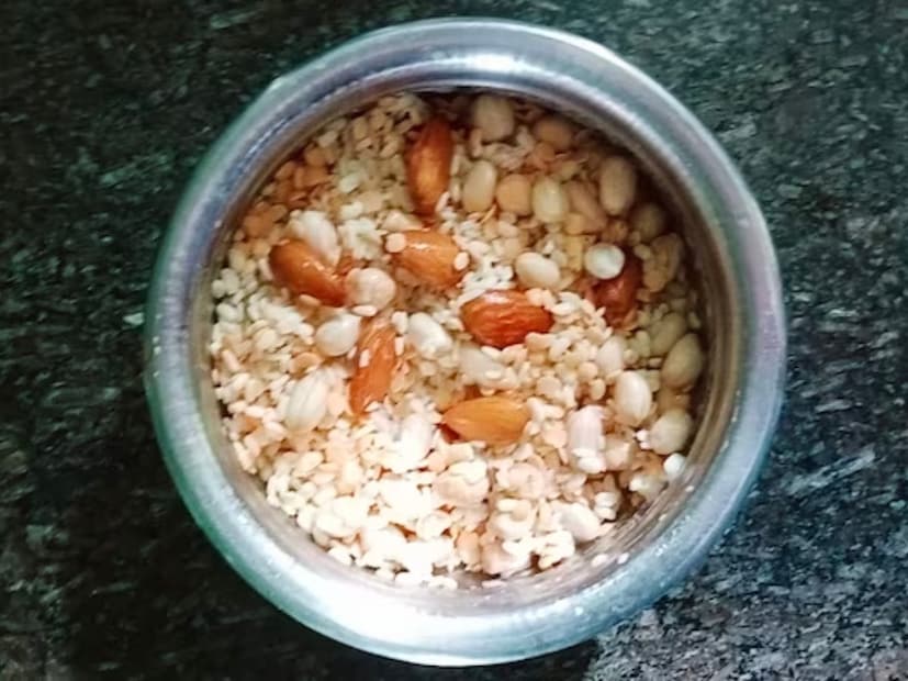 सर्व डाळी, शेंगदाणे आणि बदाम रात्रभर भिजत घालायच्या आहेत. सकाळी नाश्ता बनवताना मिक्सरमधून बारीक करताना त्यात तीन ते चार हिरव्या मिरच्या, 5-6 लसूण पाकळ्या, पाच-सहा खोबऱ्याचे तुकडे, जिरं आणि कढीपत्त्याची पाने छान बारीक करून घ्यायची आहेत. आता हे सर्व मिश्रण एका बाऊलमध्ये काढून पाणी ऍड करून घ्यायचे आहे.