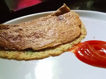 नाश्त्यासाठी घरीच करा आता पौष्टिक व्हेज ऑम्लेट; ही सोपी रेसिपी पाहा