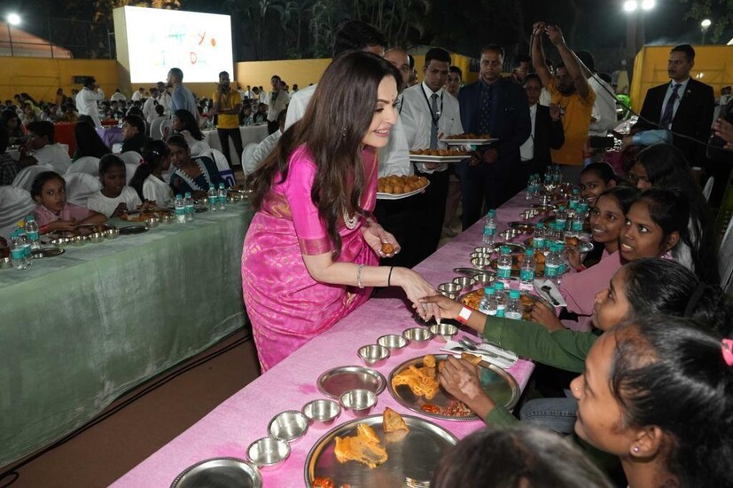 या निमित्ताने रिलायन्स फाऊंडेशनने मुलांसाठी खास कार्यक्रम आयोजित केला होता. संस्थेच्या संस्थापक आणि अध्यक्षा नीता अंबानी यांनी सुमारे 3 हजार शालेय विद्यार्थ्यांना विशेष भेटवस्तू आणि भोजनाची व्यवस्था केली. त्यांनी आपला 60 वा वाढदिवस मुलांसोबत सेलिब्रेट केला.