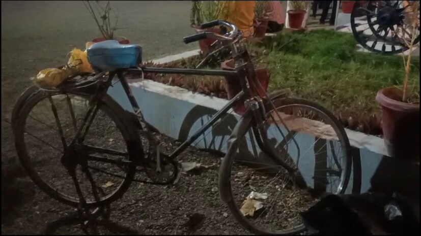 बुलडाणा जिल्ह्यातील मेहकर तालुक्यातील भिकारी दीपक मोरे. सायकलवरून जात असताना त्याला दुचाकीनं चिरडलं. उपचारादरम्यान त्याचा मृत्यू झाला. या व्यक्तीबाबत पोलिसांनी माहिती मिळवायला सुरूवात केली.