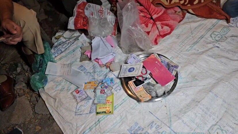 अपघातस्थळी पोलिसांना भिकाऱ्याची सायकल, थैली आणि गोधडी सापडली. त्यासोबतच भिकाऱ्याचं घबडाही.