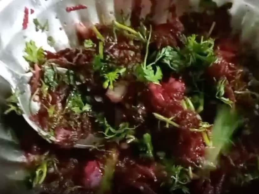 हेल्दी असण्यासोबतच बीट त्याच्या सुंदर लाल रंगामुळेही लोकप्रिय आहे. बीट किंवा बीटरूटच्या विशेष चवीमुळे सॅलड्साठी त्याला सगळ्यांची पसंती असते. बीट चवदार असण्यासोबतच आरोग्यासाठीही फायदेशीर आहे. बीटचे सेवन केल्याने शरीरातील हिमोग्लोबिन योग्य राहते आणि त्वचा चमकदार आणि सुंदर राहते असं सांगितलं जातं. 